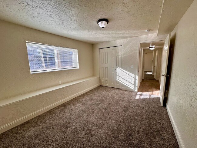 Building Photo - LARGE DOWNSTAIRS CORNER UNIT 2 BED 1 BATH ...