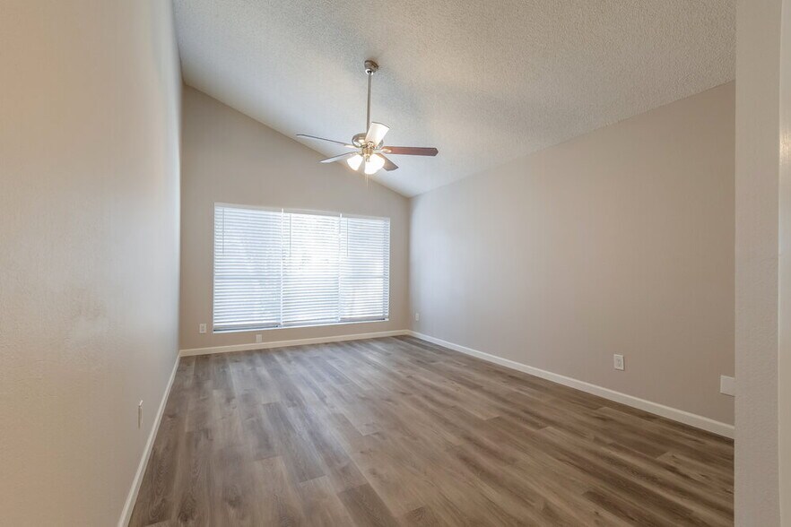 Building Photo - 517 E Kristal Way