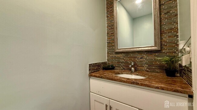 Building Photo - 5 Viburnum Ct