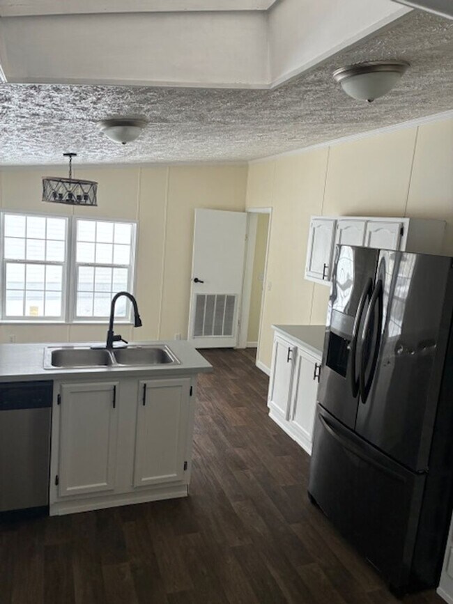 Building Photo - 3 Bedroom, 2 Bathroom Manufactured Home