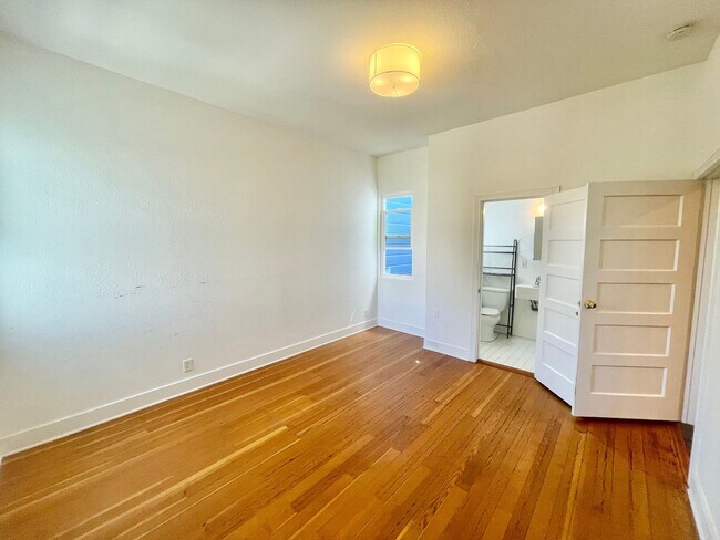 Building Photo - 3BR/2BA Renovated Victorian Full Floor Fla...