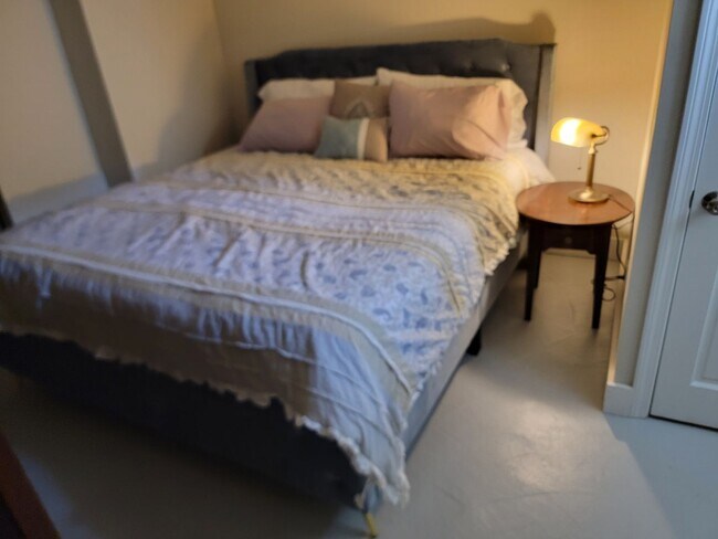 Building Photo - Charming 1BR House in Fairhaven