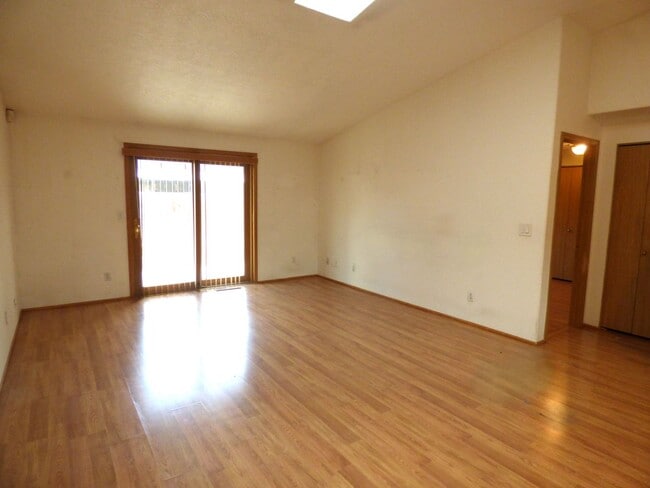 Building Photo - 3 bed Single level home in a Cul-De-Sac