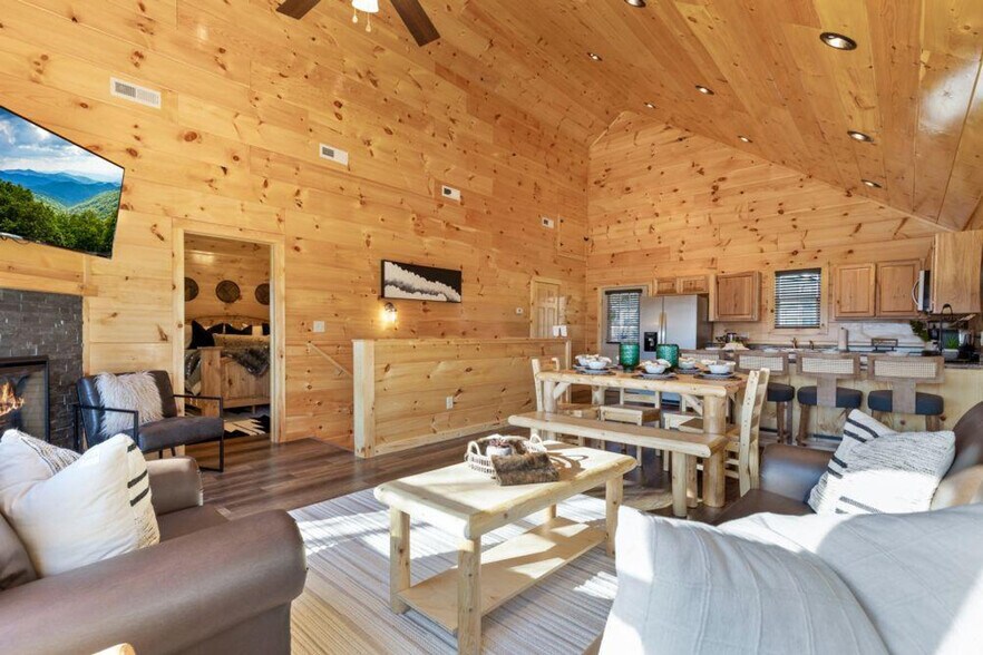 Building Photo - 3936 Valley View Dr