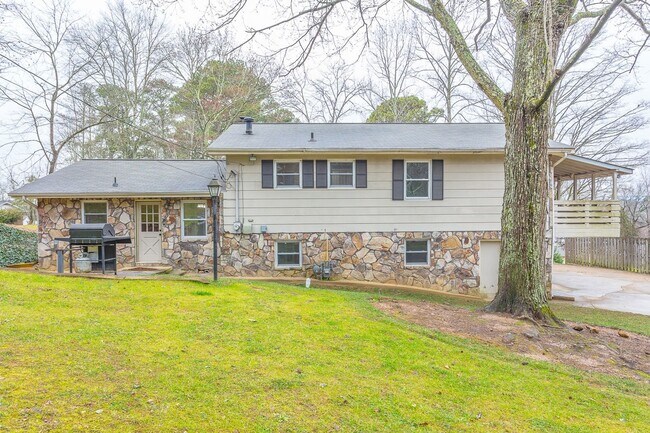 Building Photo - 4 Bedroom Rental in East Brainerd!