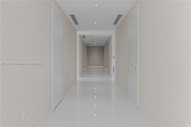 Building Photo - 300 Biscayne Blvd Way