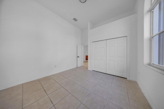 Building Photo - 608 W Palm Aire Dr