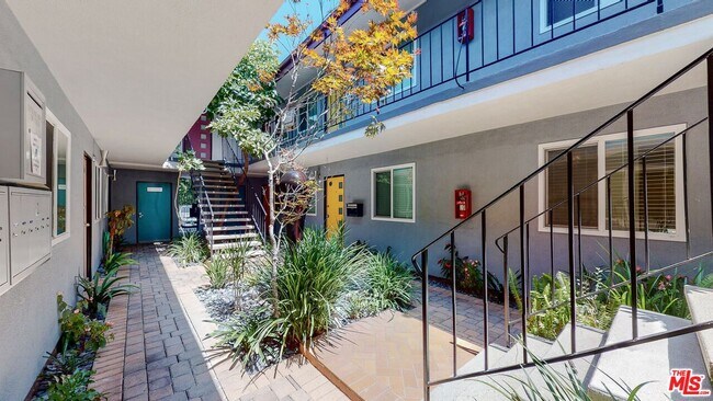 Building Photo - 10333 Santa Monica Blvd