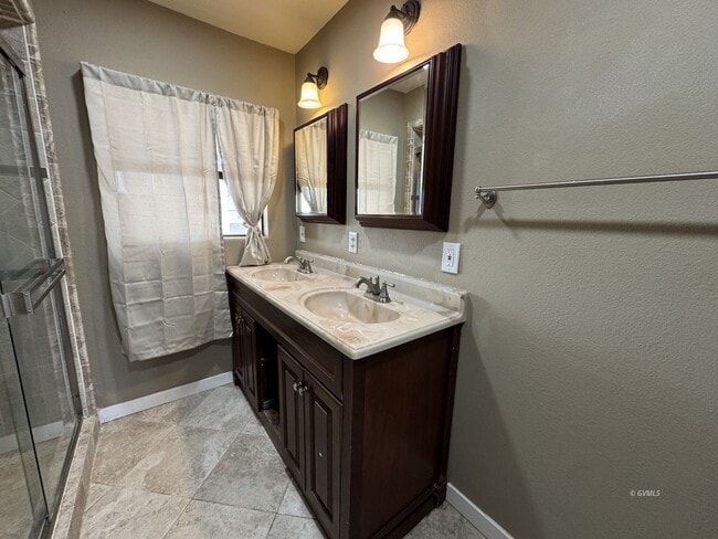 Building Photo - 419 E 7th St