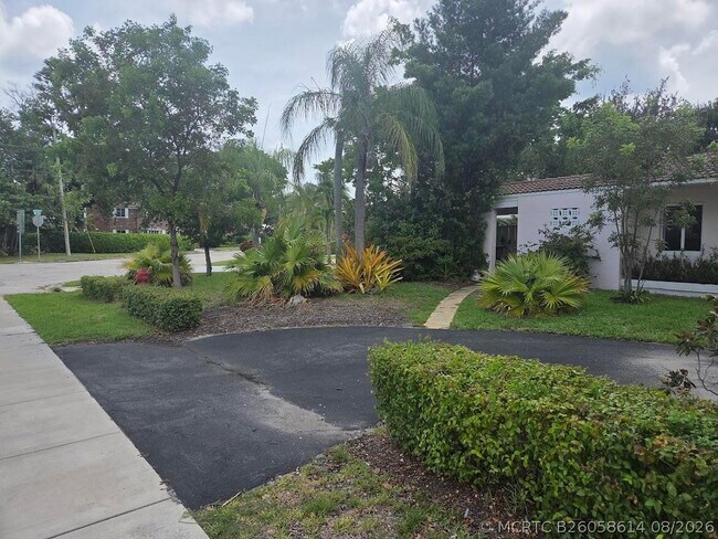 Building Photo - 1152 Bayview Dr