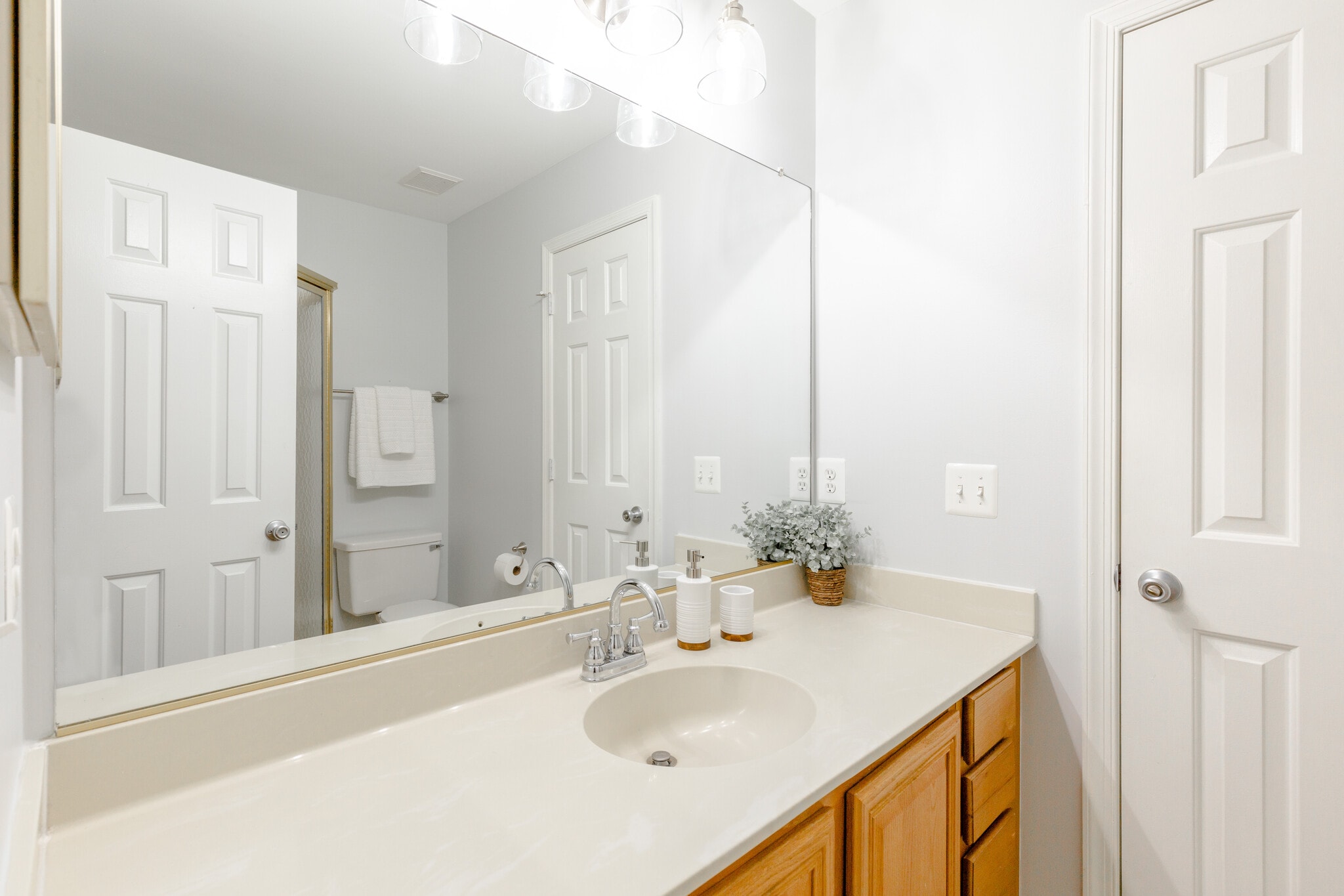 Building Photo - 2241 Lovedale Ln