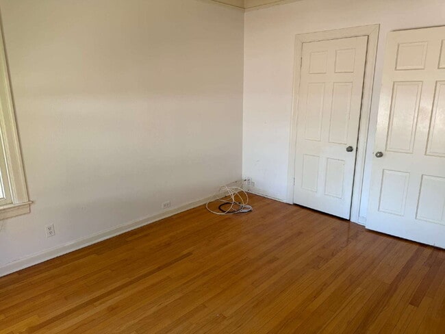 Building Photo - Beautiful two bedroom/1 bathroom with Original Details