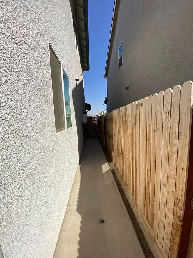 Building Photo - Corner lot Woodside Home in NW Visalia com...