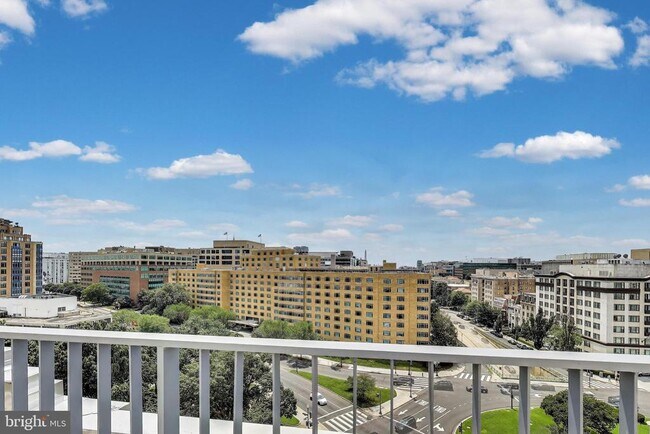 Building Photo - 1 Scott Cir NW