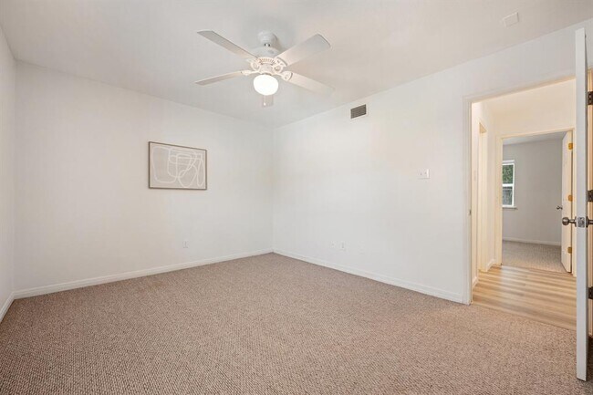 Building Photo - 1500 East Side Dr