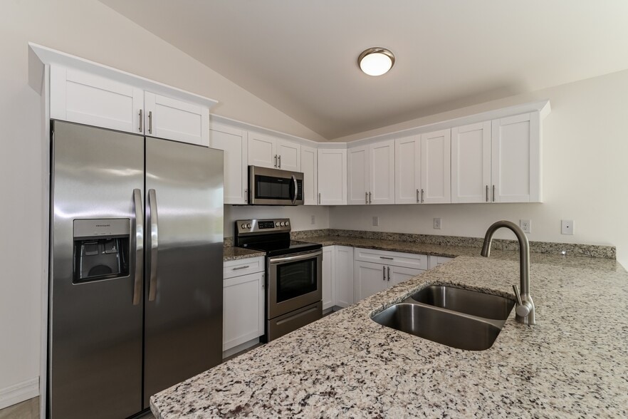 Building Photo - 106 NW 24th Terrace