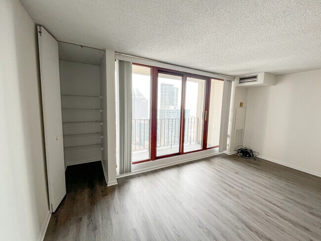 Building Photo - 200 N Dearborn St