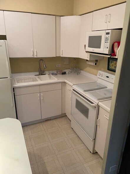 Building Photo - 30 E Elm St