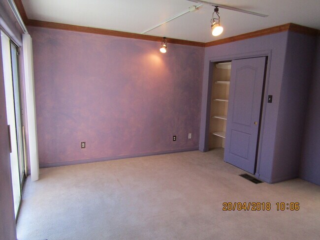 Building Photo - 701 Indian Hollow Rd