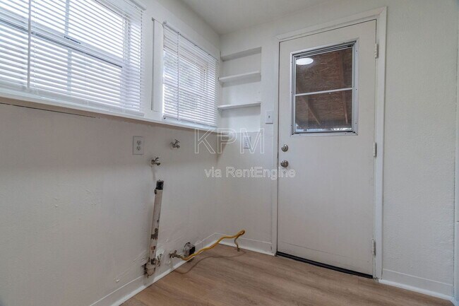 Building Photo - 444 E Sonoma Ave