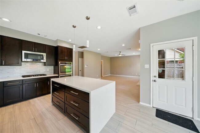 Building Photo - 3119 Waters Way Dr