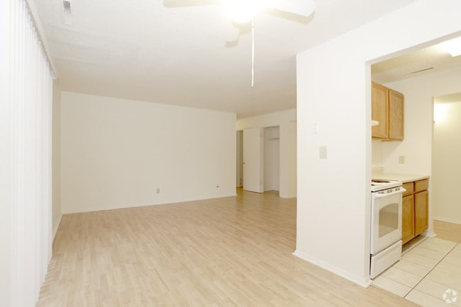 Building Photo - 908 N Broadway Ave