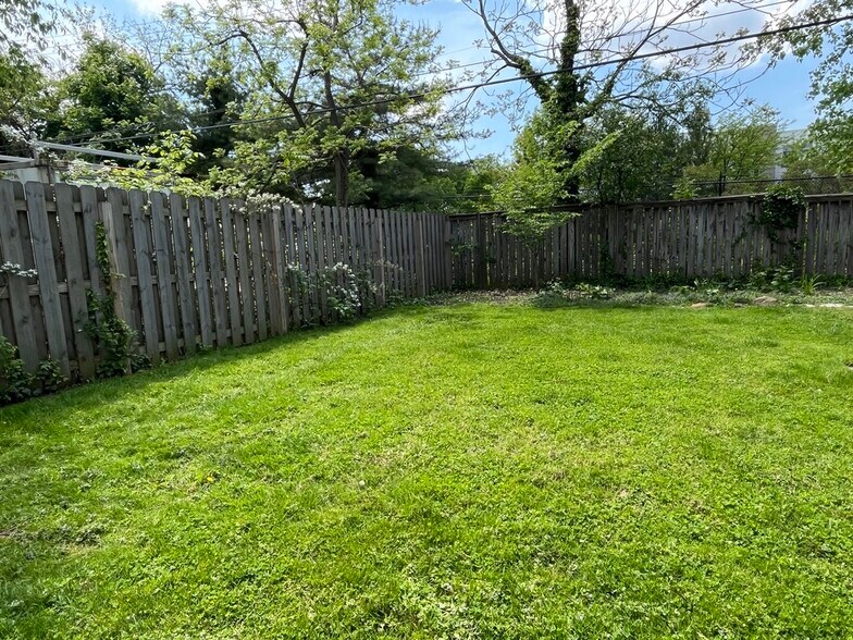 Back yard with garden - 2518 E 124th St