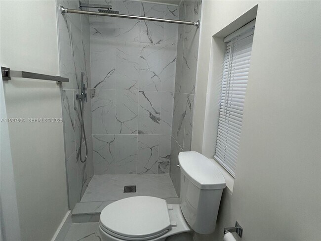 Building Photo - 135 E 37th St