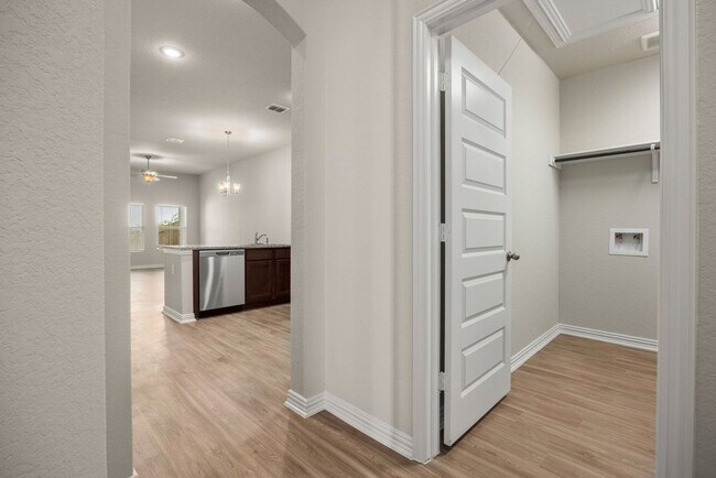 Building Photo - GORGEOUS 3 BEDROOM DUPLEX LOCATED IN CONVERSE, TX!