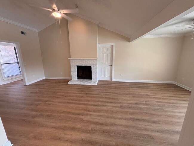 Building Photo - 2 Bed 2 Bath Luxury Waterfront Townhome with Screened Lanai & Garage!