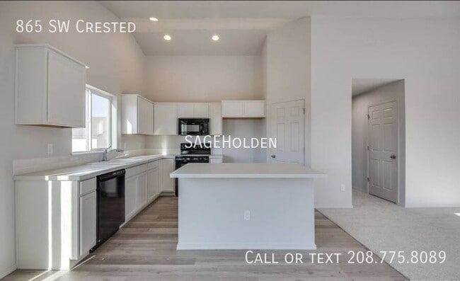 Building Photo - 865 SW Crested-
