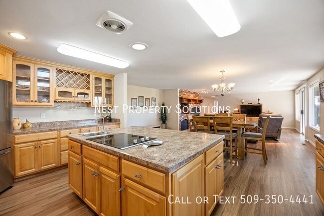 Building Photo - 1227 Fairway Dr NE