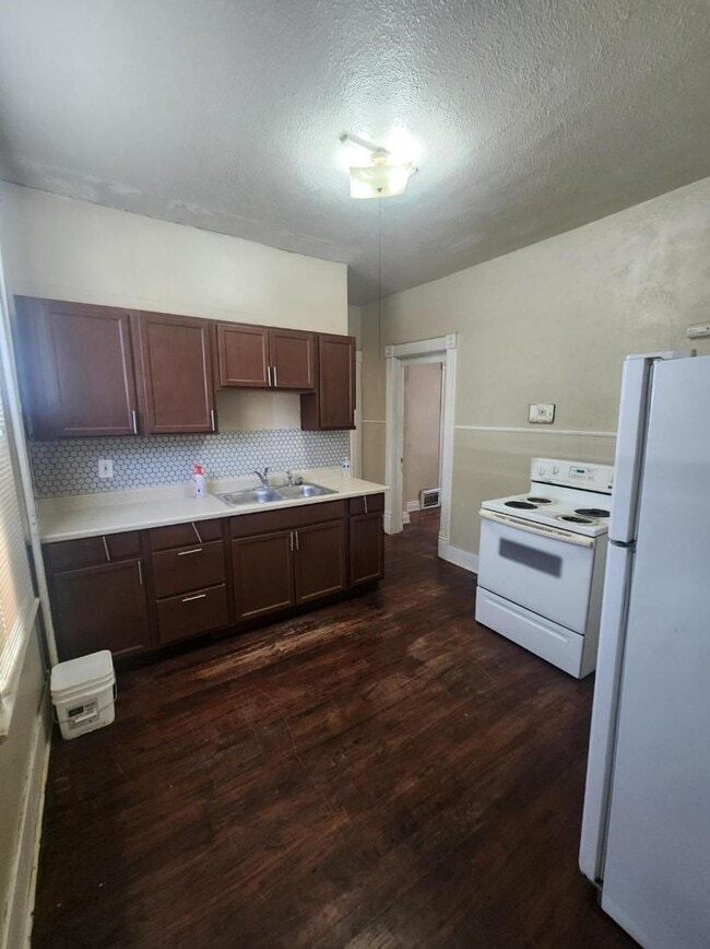 Building Photo - 2022 Castelar St
