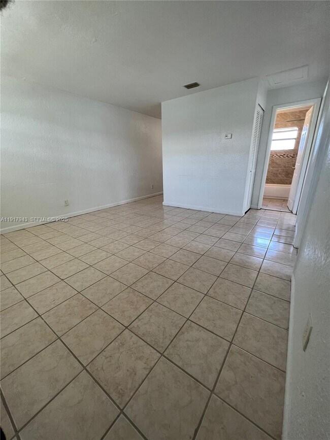 Building Photo - 300 NW 5th Terrace