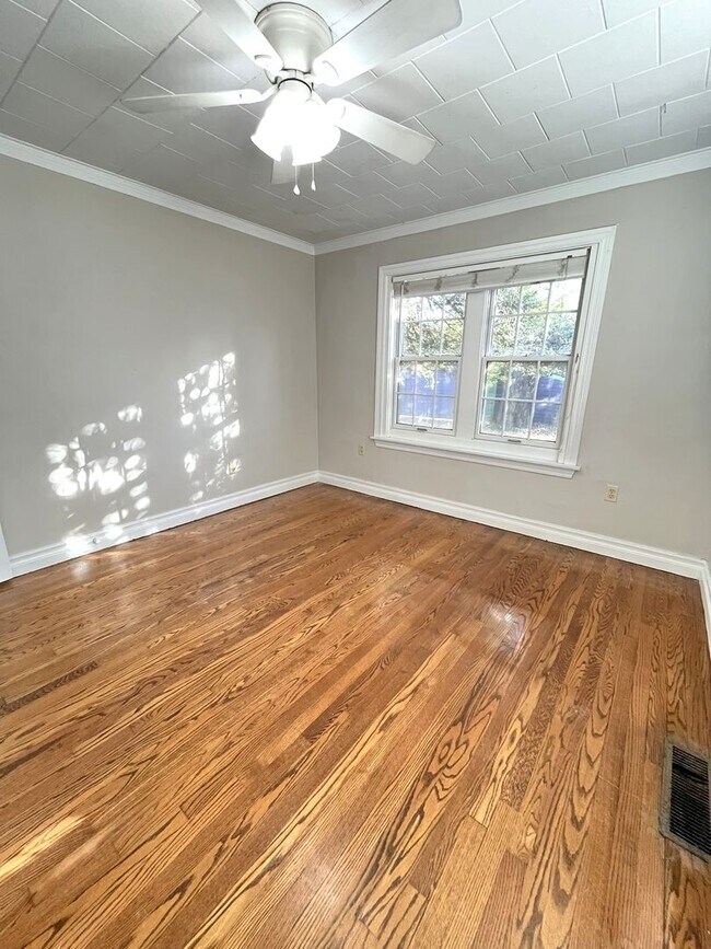 Building Photo - Large 3 Bed 1 Bath