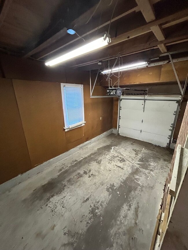 Building Photo - 3 Story Home Available Now Near Campus!