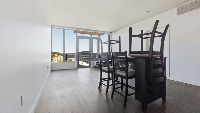 Building Photo - Luxury 1 Bed • 1 Bath at Spire Condominiums