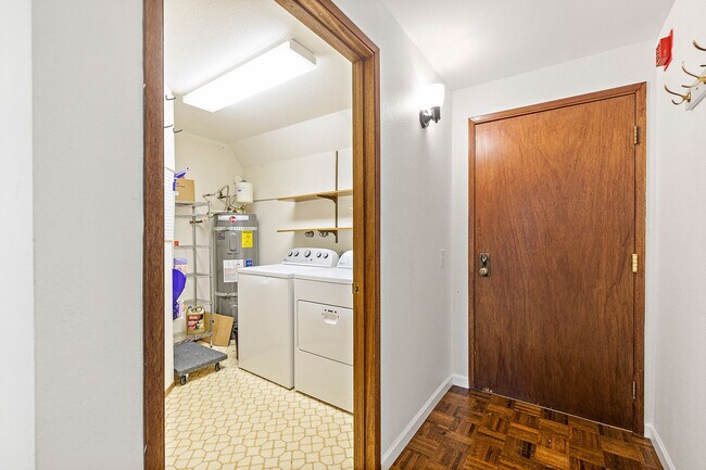 Building Photo - Amazing 2bed/1.5bath Condo Unit with Private Balcony in Meridian Park!