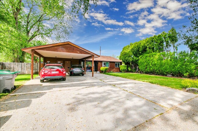 Building Photo - Cute Boise Bench Duplex!