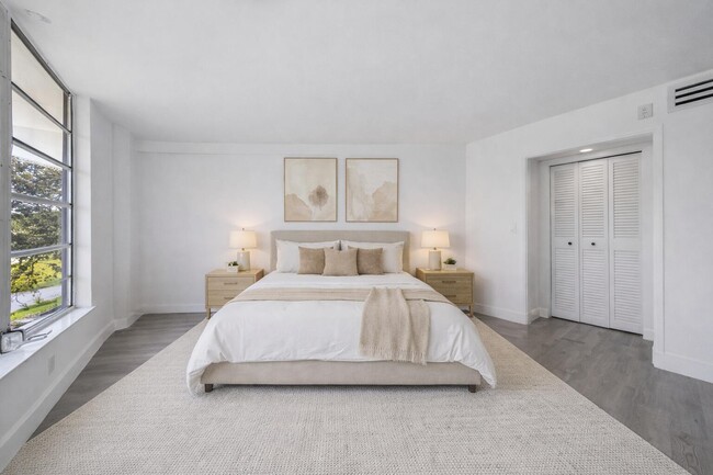 Building Photo - 3151 S Palm Aire Dr