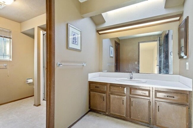 Building Photo - 4 bedroom in Bellevue WA 98008
