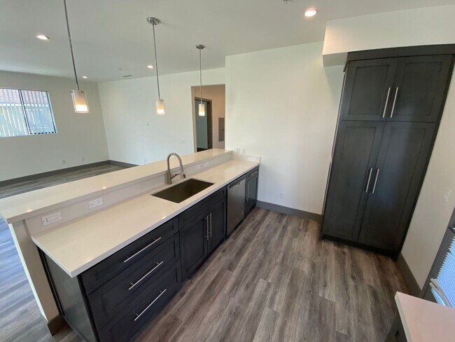 Building Photo - NEWER  4BED 3 BATH FRONT TOWNHOME*HWFLS*BALCONY*W/D IN  UNIT* CENTRAL AIR/HEAT* *STAINLESS  APPLI...