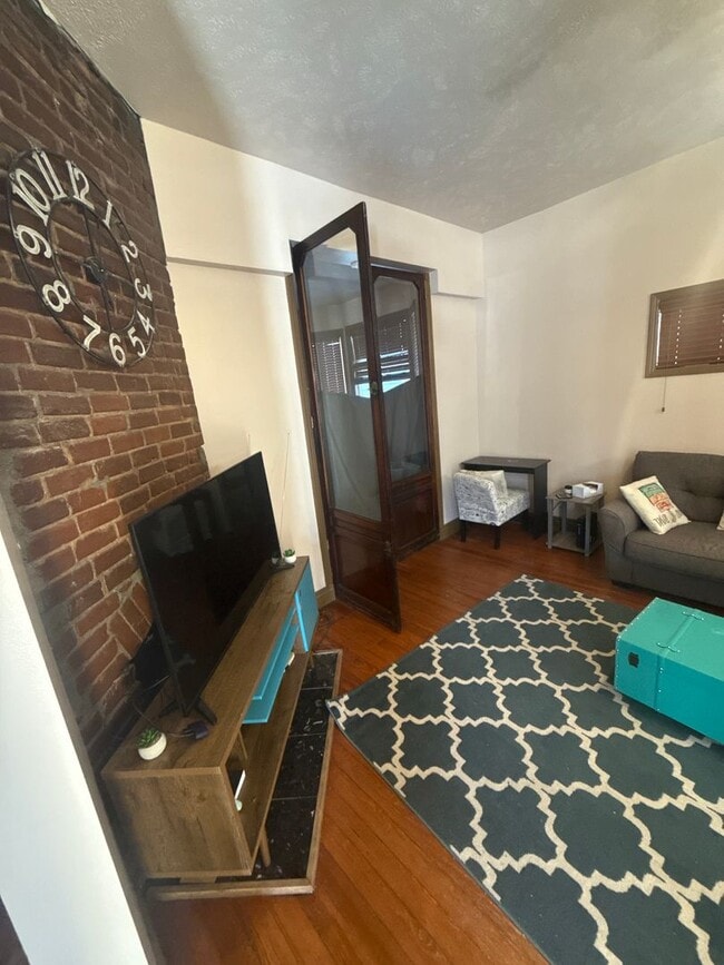 Building Photo - 2 Bedroom In Field Club!!