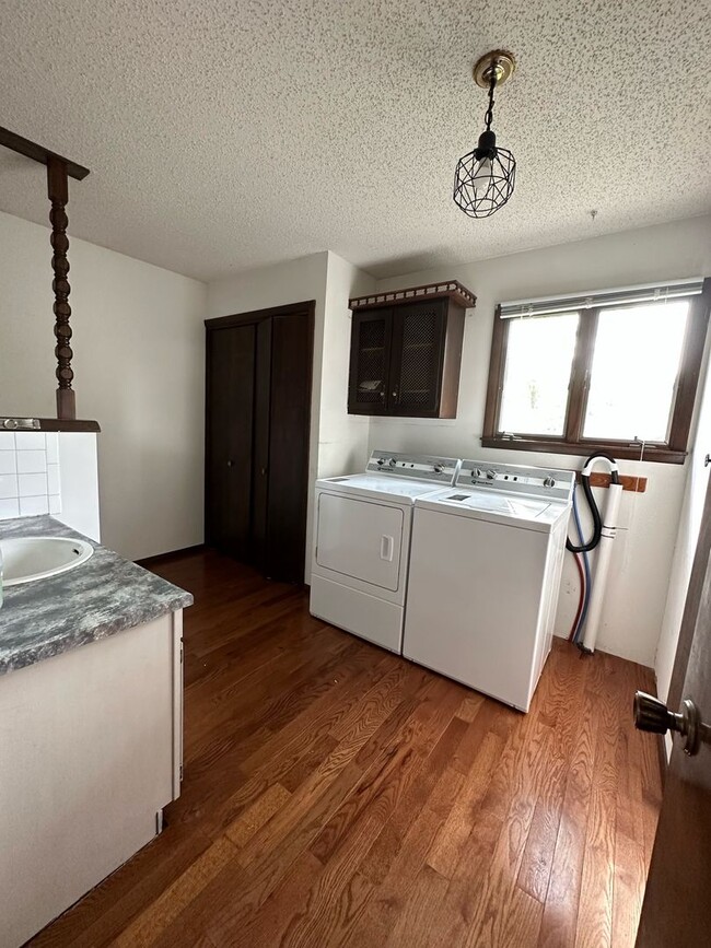 Building Photo - Single family home available to rent, located on Quincy's East Side.