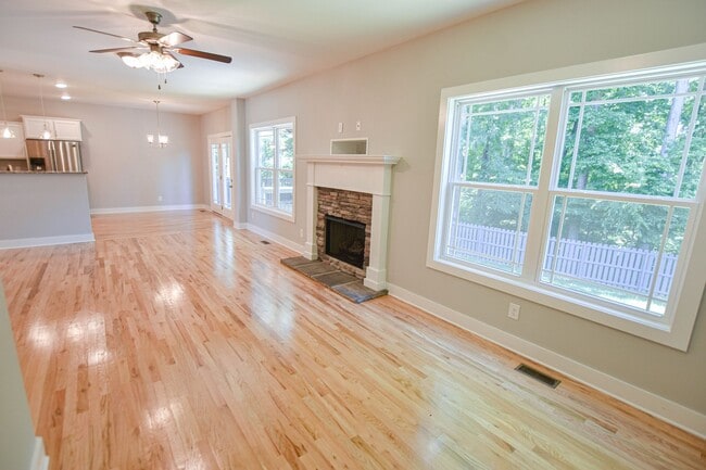 Building Photo - Three Bedroom with Bonus in Sango!