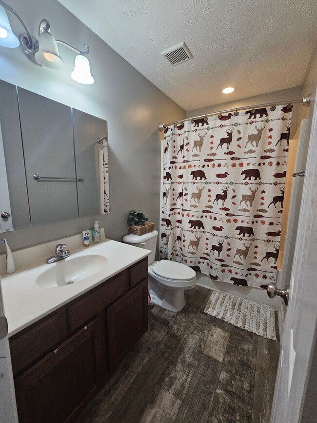 Building Photo - Two-Story Home Located in Lexington Planta...