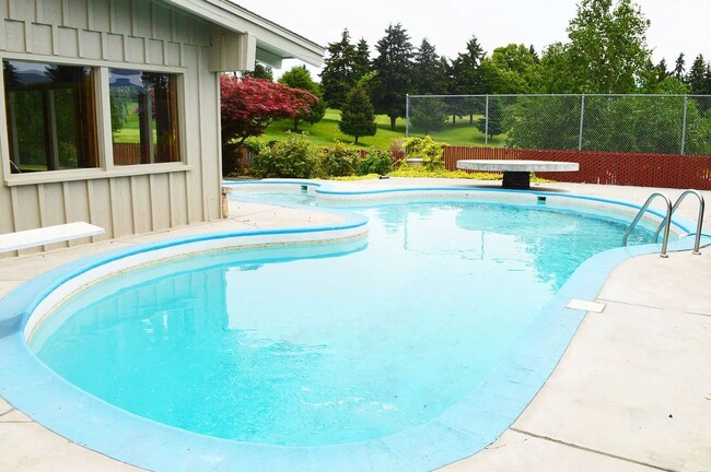 Building Photo - 4 Bedrooms, Pool & Golf Course Views!