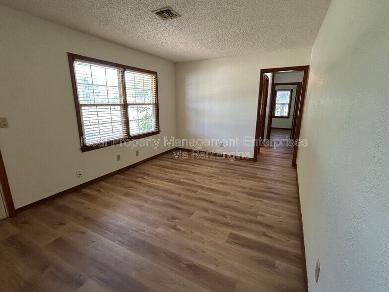 Building Photo - 204 Wolf Ln