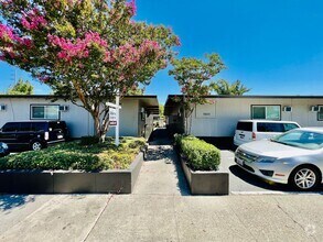 Building Photo - Remodeled 1bd/1bth Apartment on Ground Flo...