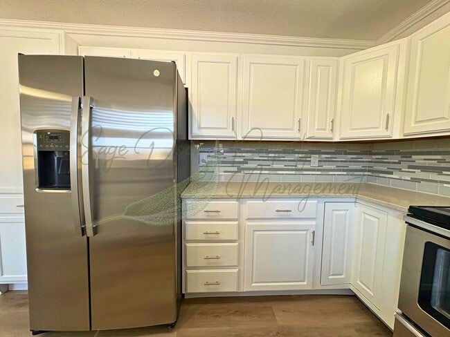 Building Photo - BEAUTIFULLY UPDATED 5 BED/ 3 BATH HOME WITH OVERSIZED GARAGE